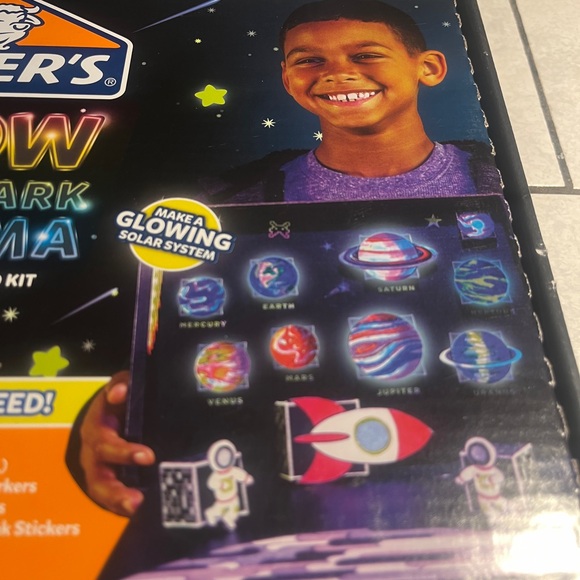 Elmer’s Glow In The Dark Diorama Solar System Themed kit. 13 piece Kit . New - Picture 2 of 10